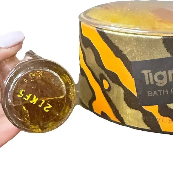 Vintage Faberge TIGRESS Bath Powder Body Talc 5 oz and Perfume - Picture 2 of 8